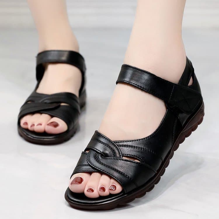 2026 Summer New Soft Sole Heel-Covering Flat Anti-Slip Women's Sandals for Middle-Aged and Elderly Mothers
