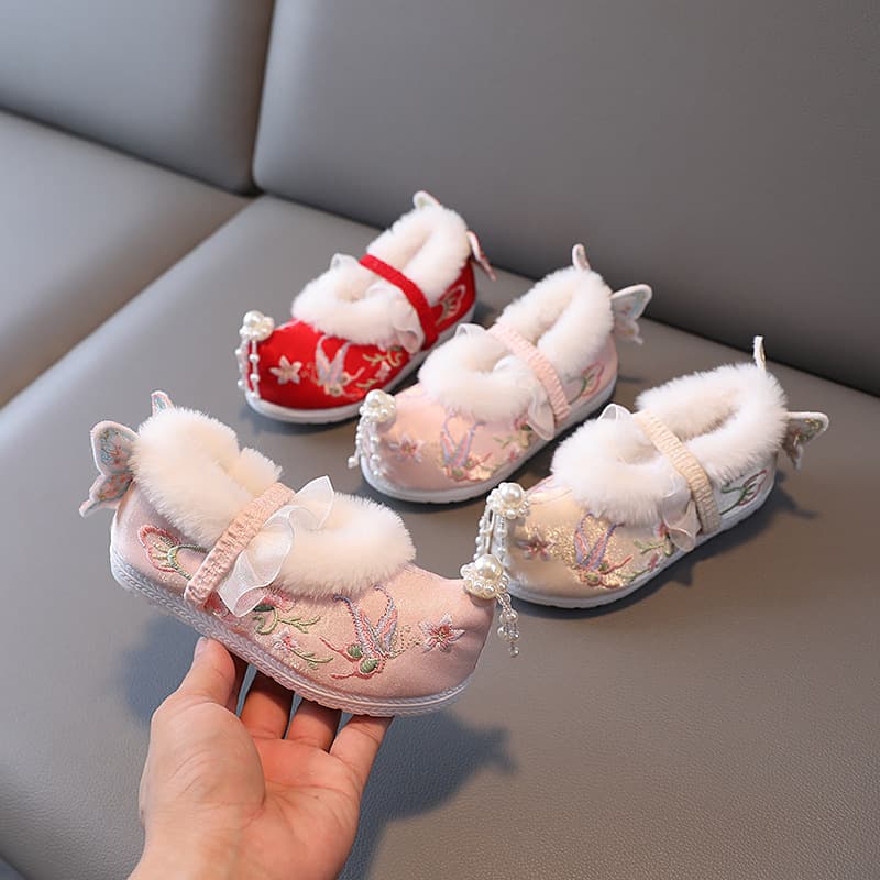 Children's Embroidered Shoes, Girls' Hanfu Winter Shoes, Thickened Cotton Shoes with Plush Lining, Chinese-Style Upturned Toe Girls' Dance Shoes