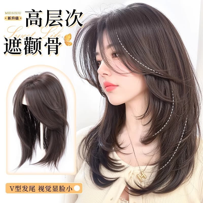 No need to wear a hairnet, this women's wig provides volume and fullness on the top of the head, a one-piece high-layered collarbone-length wig.