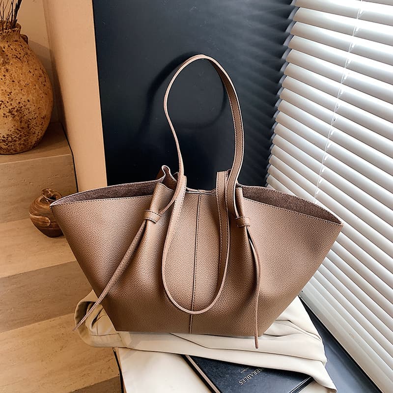 2025 spring new pleated large-capacity tote bag for women, fashionable and versatile commuting large bag, portable wing bag
