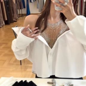 Niche design sense, fashionable and versatile spliced mesh V-neck sparkling diamond off-shoulder white long-sleeved shirt women's tops early autumn