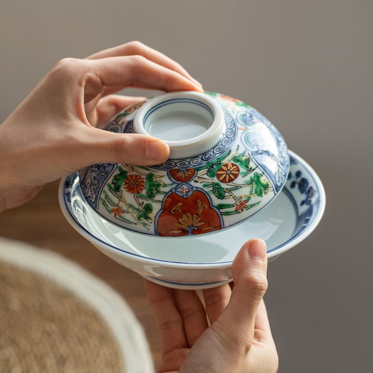 Japan imported hand-painted dyed brocade blue and white ceramic covered bowl Japanese-style covered stew cup dessert bowl household rice bowl soup bowl