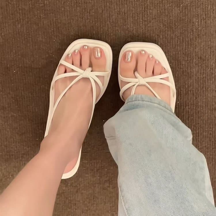 Trendy Platform Flip Flops for Petite Women Summer Outdoor 2026 New Style to Match Dresses Thick Sole Sandals