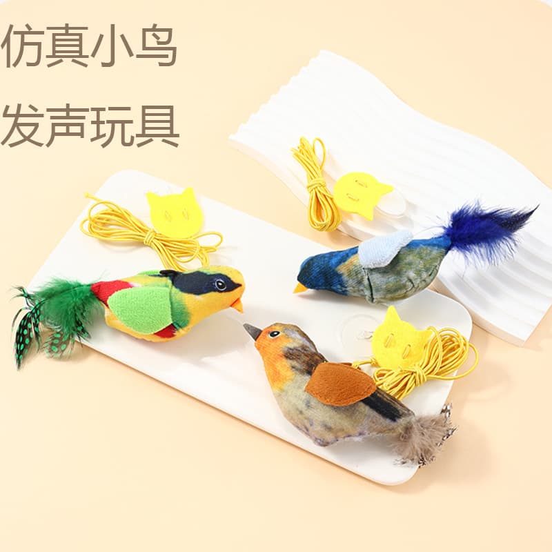 This cat toy features a realistic-looking bird that makes sounds and hangs on the ground. It's a fun toy for kittens to play with and entertain themselves.