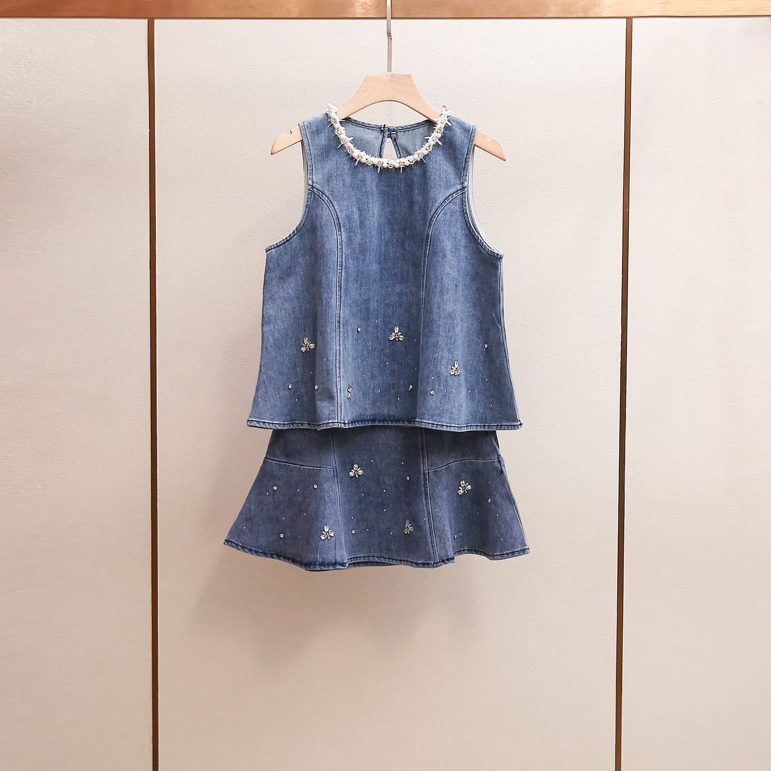 Shenzhen Nanyou high-end women's clothing summer new style fashionable hot diamond round neck denim vest + skirt suit