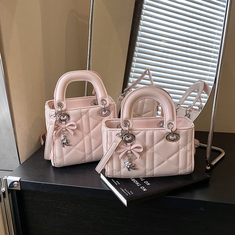 Simple and fashionable youth rhombus 2026 women's summer new high-end commuting one-shoulder portable cross-body small square bag