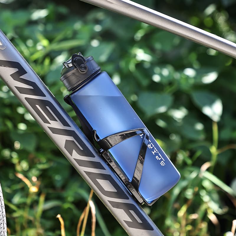 750ML simple outdoor sports water cup, portable with straw, space cup, large capacity water bottle with carrying strap, plastic cup.