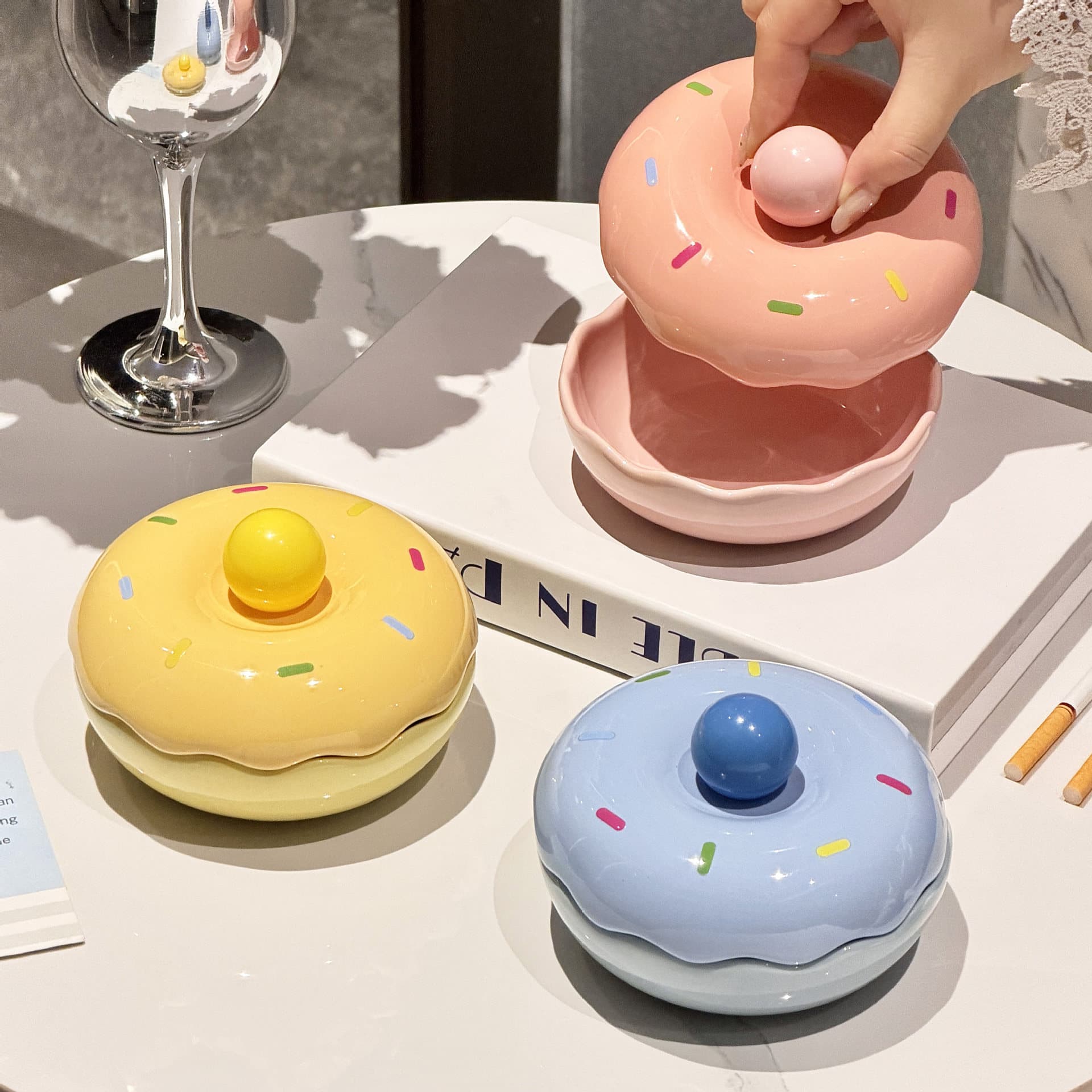 Donut ashtray ceramic creative cover high-end office ashtray home living room anti-fly ash ornaments ashtray