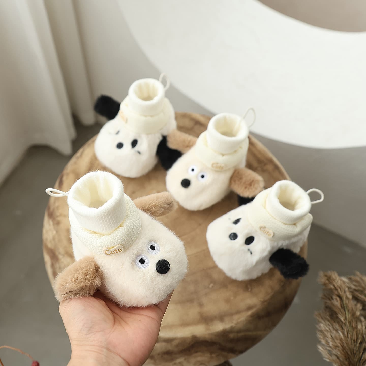 New Baby Shoes for Boys and Girls Aged 0-1 Years Old, Cartoon Cute Shoes and Socks, One-Piece Non-Slip Heels, Thickened Velvet Shoes and Socks