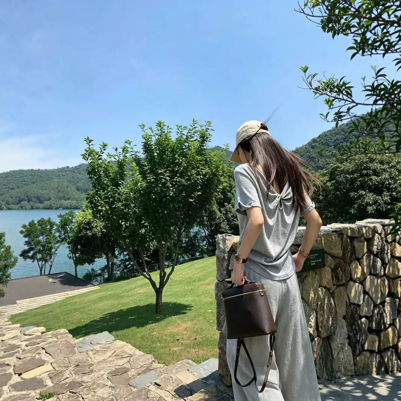 (No return, no exchange) Kaiyu Shang LSARAJ Summer Korean design short-sleeved T-shirt top with twist design on the back