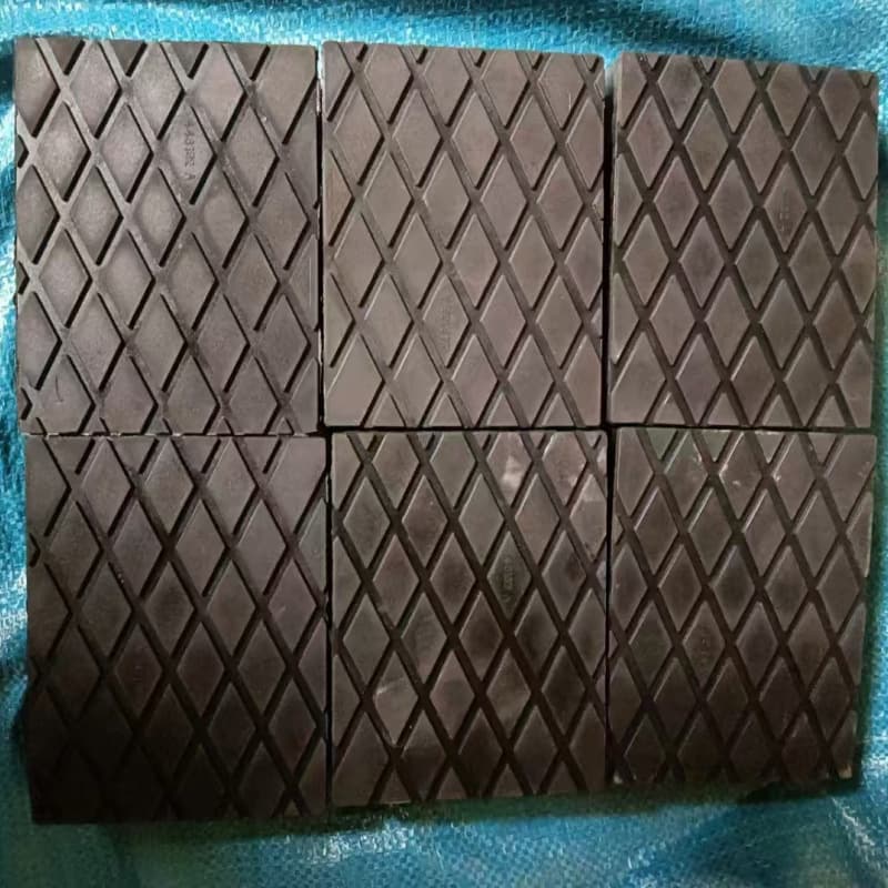 Manufacturer supplies various specifications mesh-pattern thickened rubber sheets, shock-absorbing natural rubber blocks, black rubber for subway use