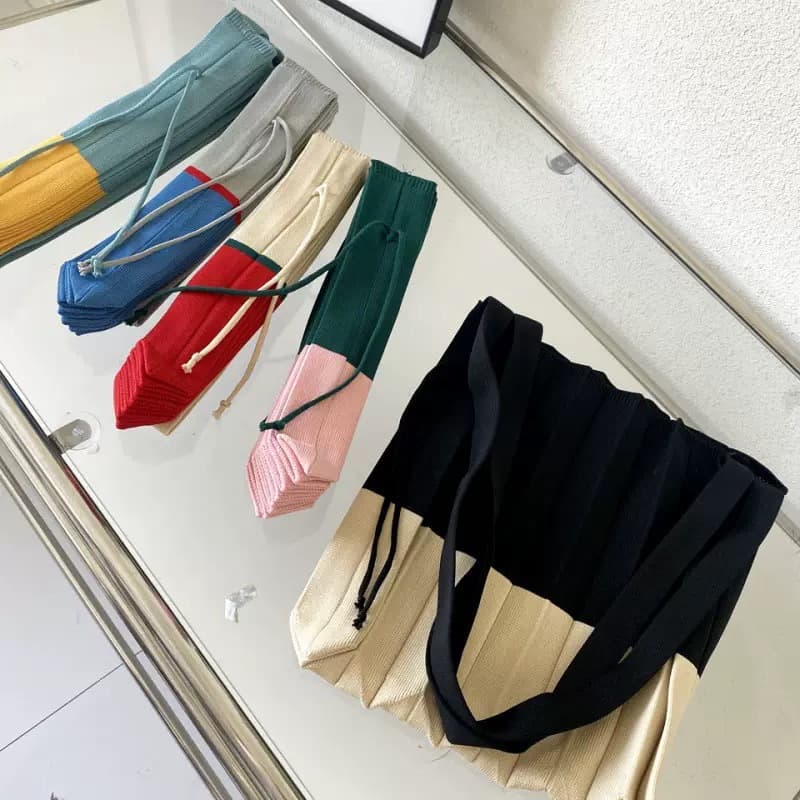 Japanese and Korean ins splicing pleated bag foldable knitted bag shoulder bag environmentally friendly shopping bag women's contrasting color organ bag