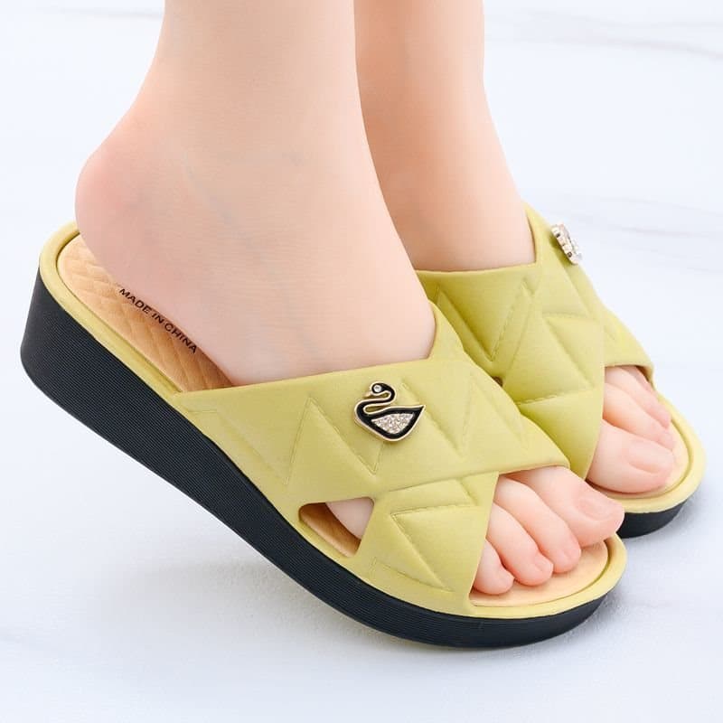 New Summer Women's Thick-Soled Platform Sandals, Non-Slip Home Fashion Beach Shoes, Elevated Design for Middle-Aged and Moms