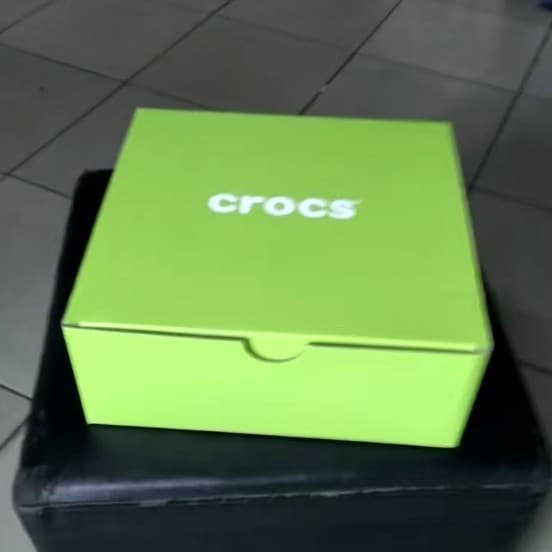 In stock Crocs shoe box, cardboard box, hole-punch shoes, Crocs fingerprint shoes, men's sandals box, Crocs paper shoe box wholesale
