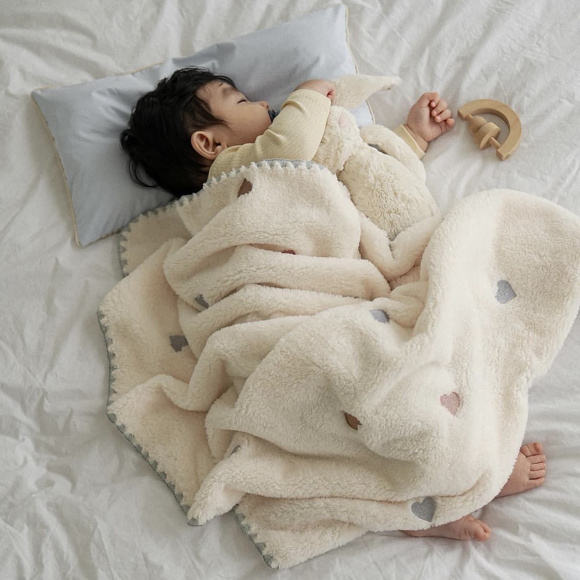 Korean Instagram-Inspired Baby Blanket for Autumn/Winter, Skin-Friendly Kindergarten Nap Blanket with Embroidery, Flannel Swaddle