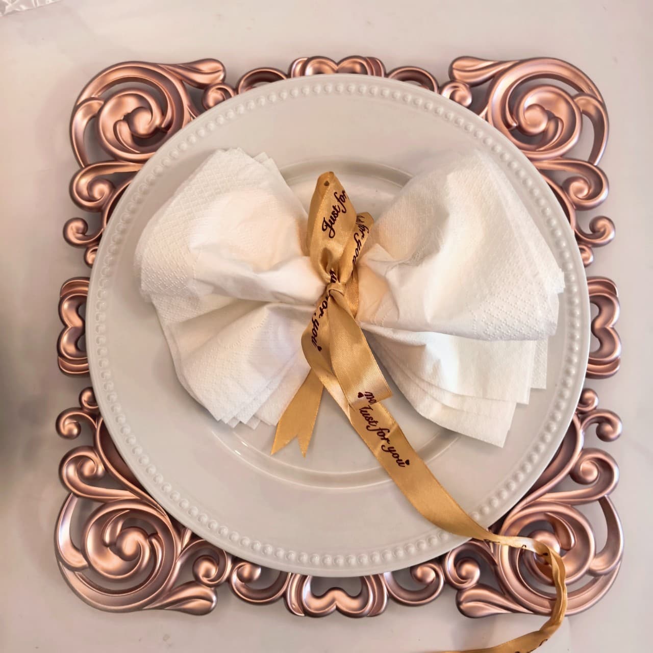 European Vintage Cup and Saucer Wedding Hotel Disposable Irregular Decorative Plastic Charger Plate Wholesale