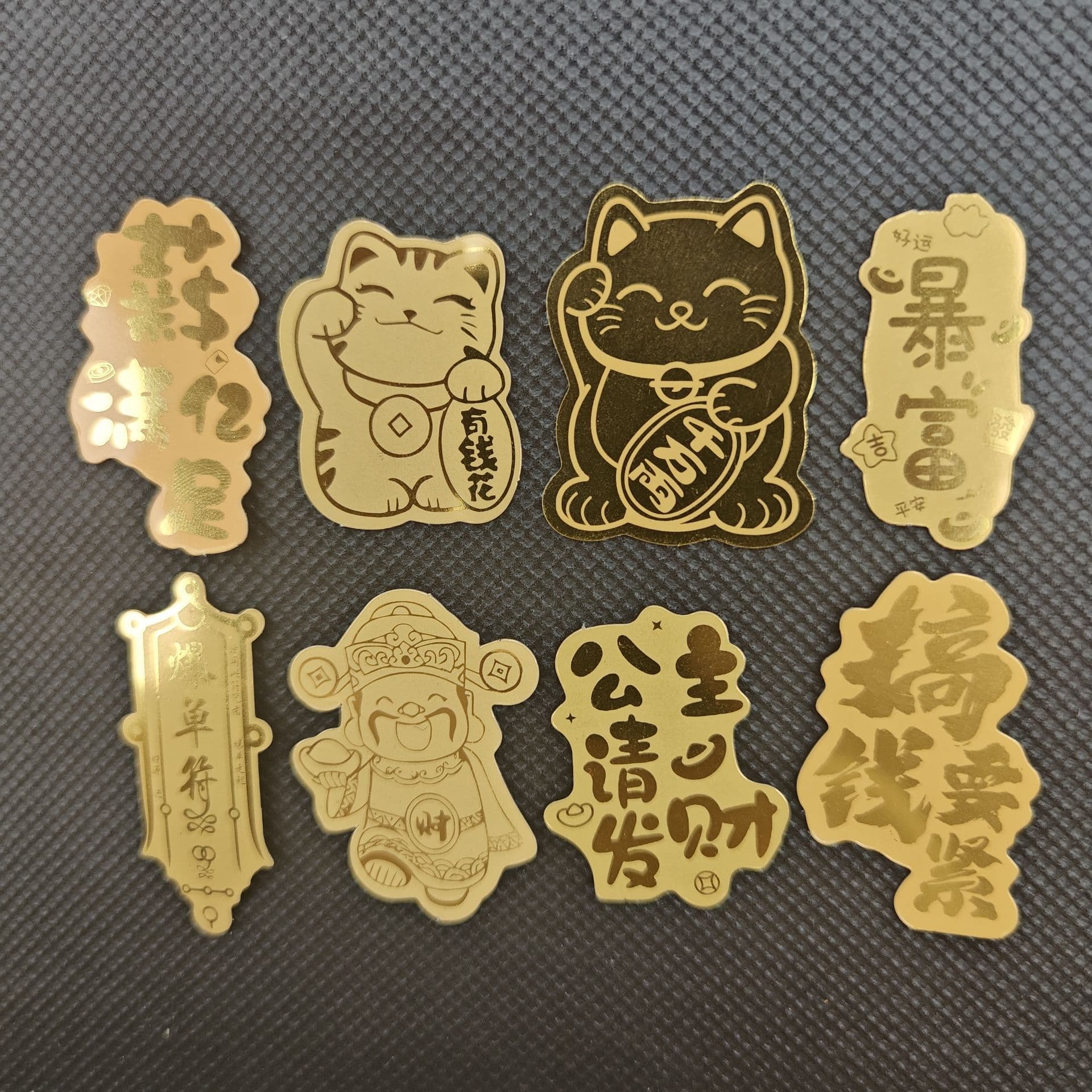 Mobile phone stickers with princess motifs, gold leaf for wealth, lucky charms, money-making opportunities, and abundant wealth – all these make it a must-have gift.