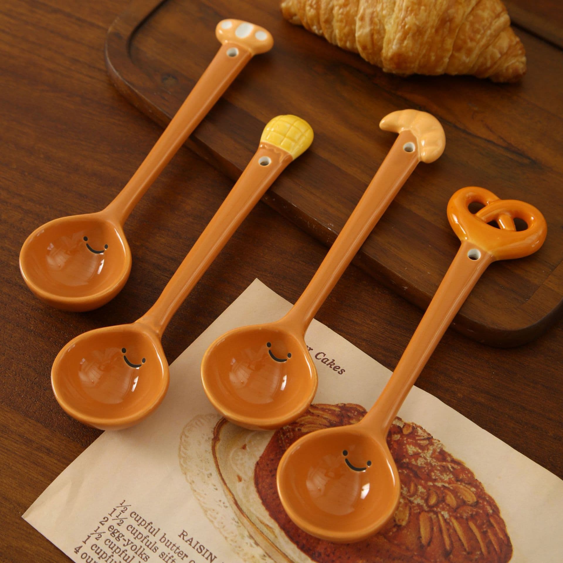 Creative High-Gloss Ceramic Spoon for Home Use - Cute Scoop for Eating, Small Soup Spoon, Rice Spoon, Long Handle Spoon