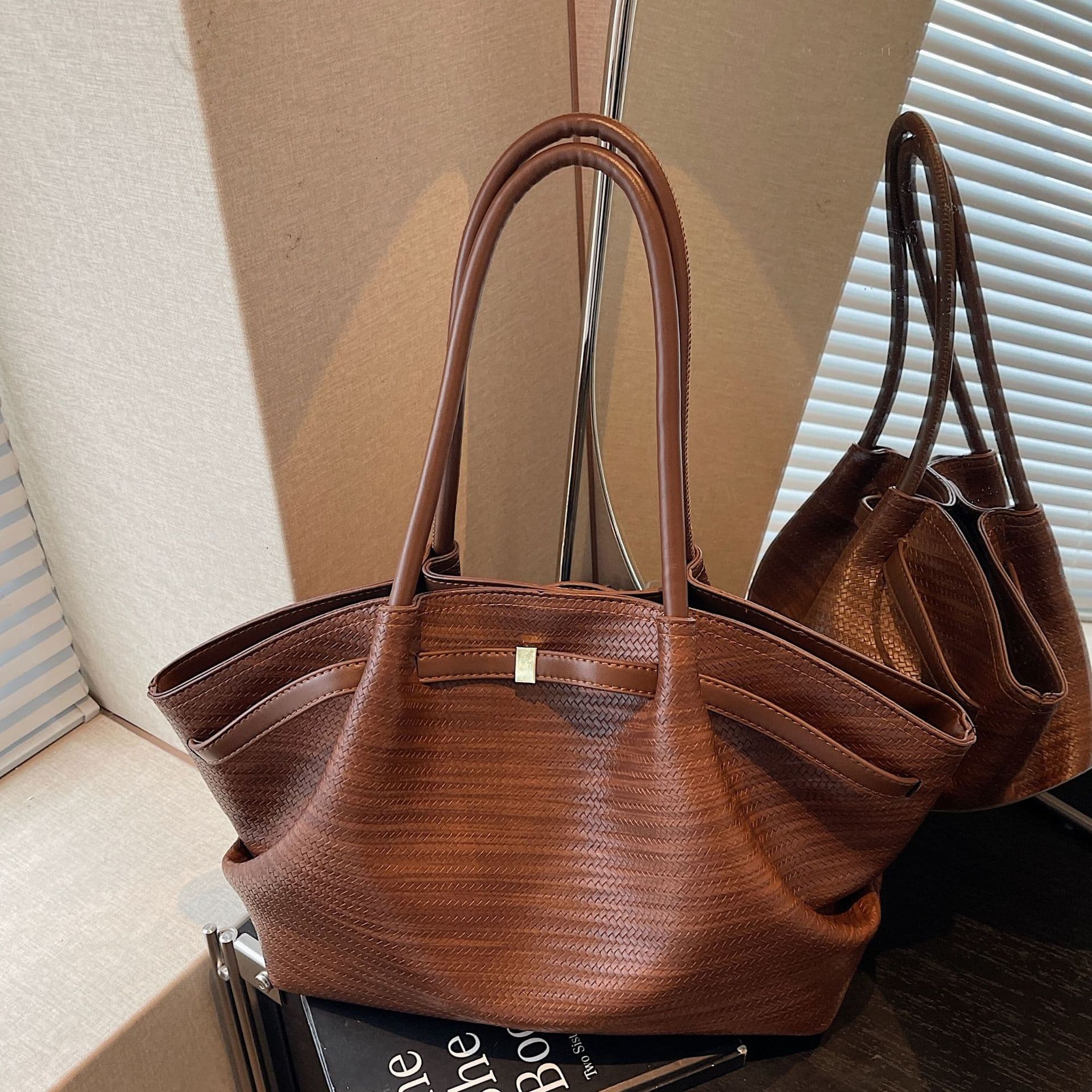Large Capacity Vintage Underarm Bag for Women 2026 New Fashion Pleated Cloud Shoulder Bag Casual Commuter Tote Bag