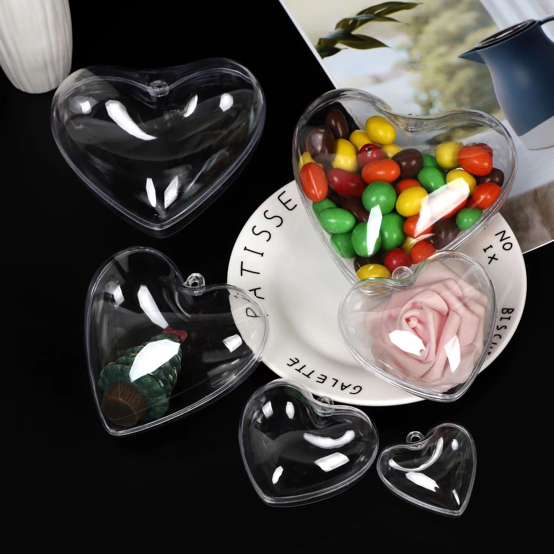 Heart-shaped Christmas decoration balls, creative transparent heart-shaped display boxes, acrylic ceiling hanging ornament spheres.