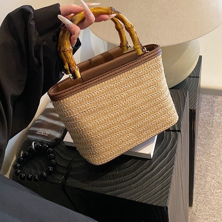 Fashionable and textured small bag for women at the beach 2026 new niche crossbody bag woven ladies portable straw bucket bag
