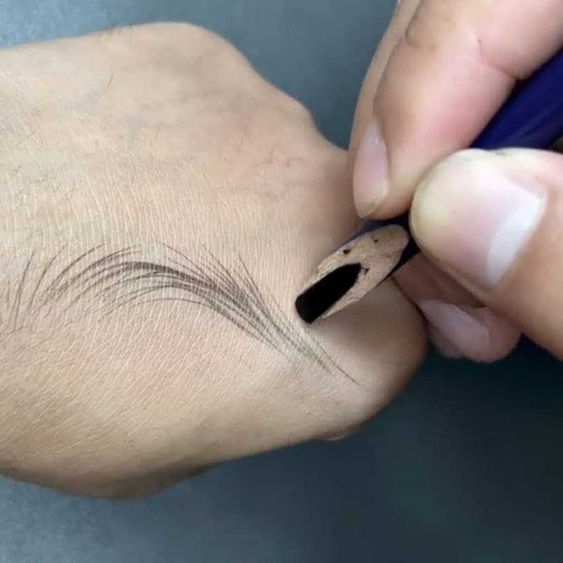 Professional tattoo and makeup artists recommend precise line work, firm strokes, bold designs, clean roots, waterproof and long-lasting