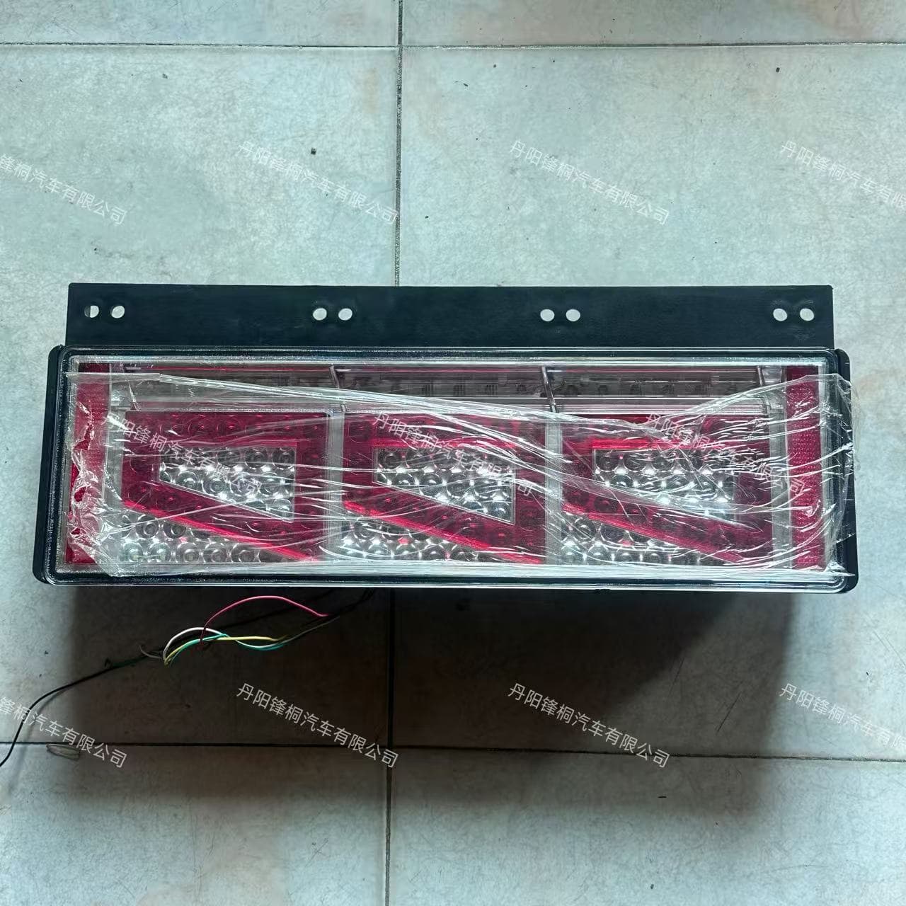 Source manufacturer spot wholesale LED tail lights suitable for Japanese trucks and vans rear tail lights car side lights tail lights