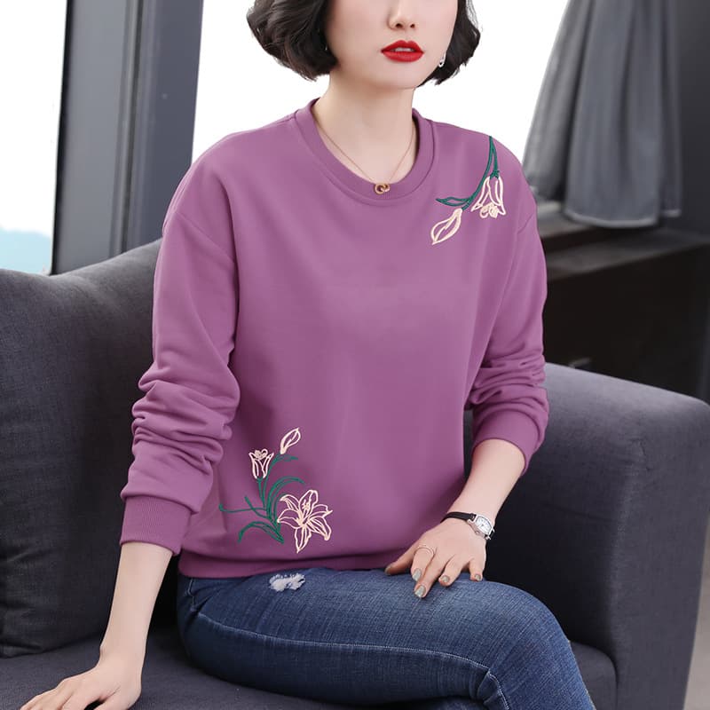 Round neck sweatshirt women's long-sleeved large size embroidered pullover versatile T-shirt top autumn and winter new mother's clothing casual and versatile