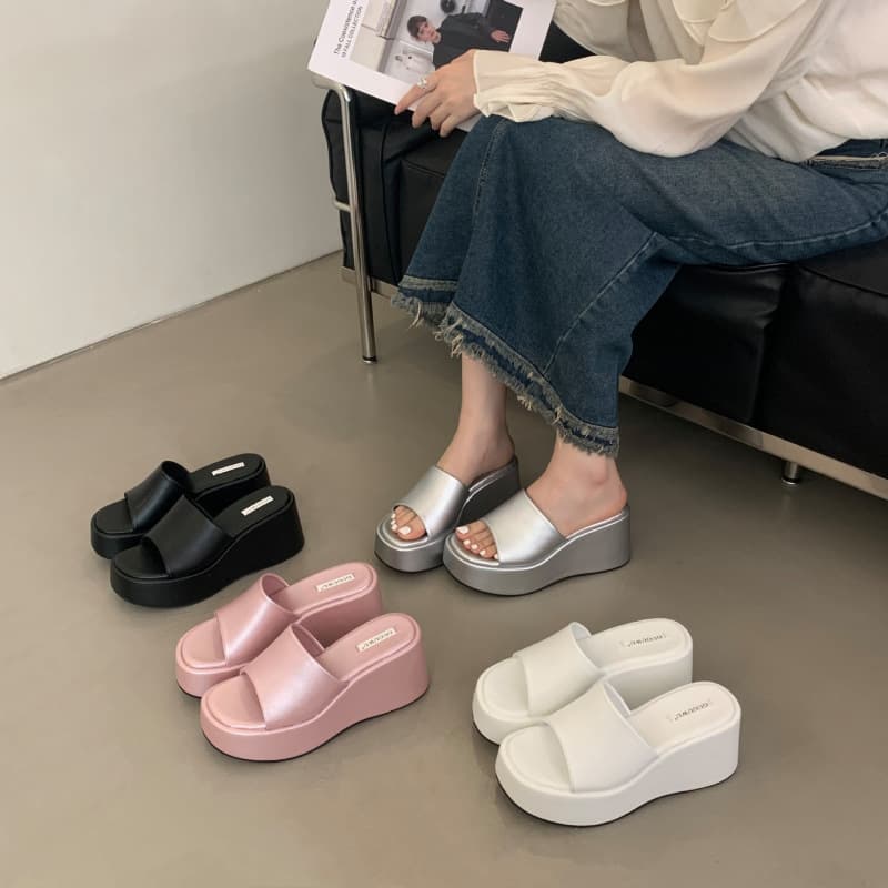 Trendy Black Platform Slide Sandals for Women Summer 2025 New Hot Style Elevated Non-Slip