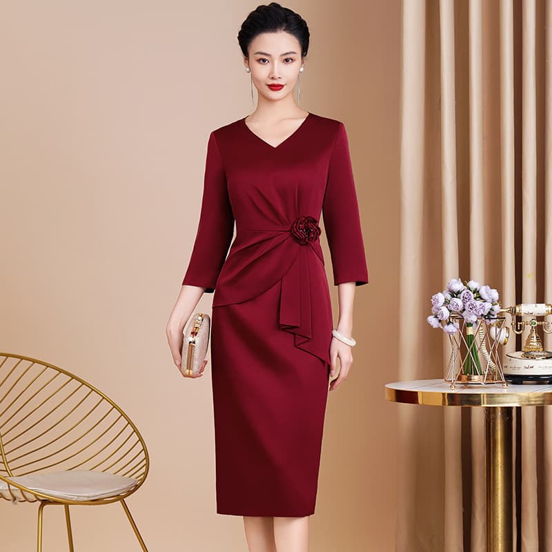 Young and elegant mid-length high-end retro dress for mothers-in-law's wedding banquet, perfect for spring.