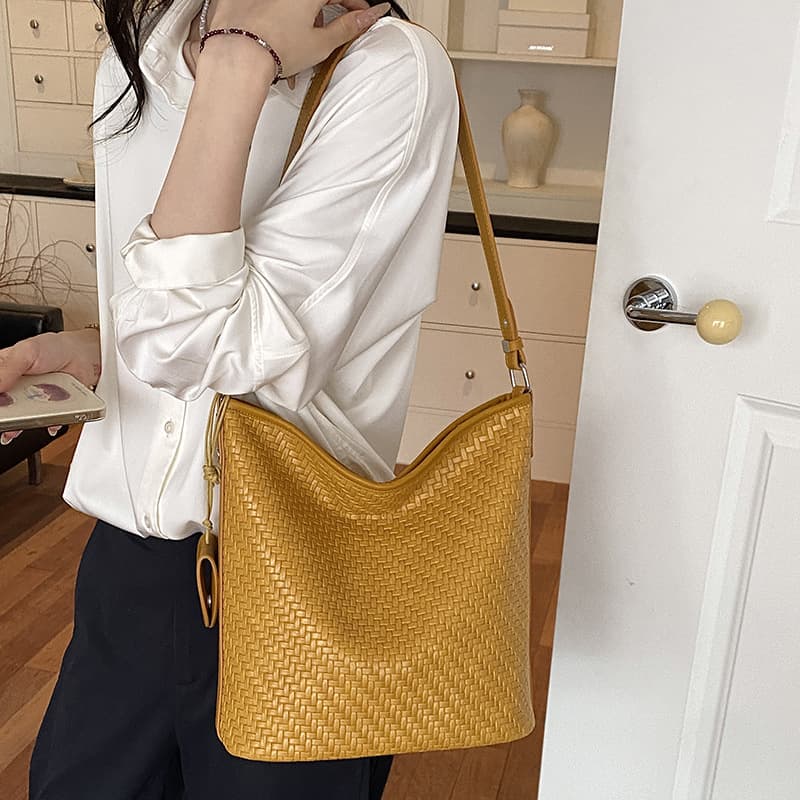 Trendy 2026 Handwoven Large Capacity Tote Bag Vintage Unique Design Bucket Bag Versatile Shoulder Bag
