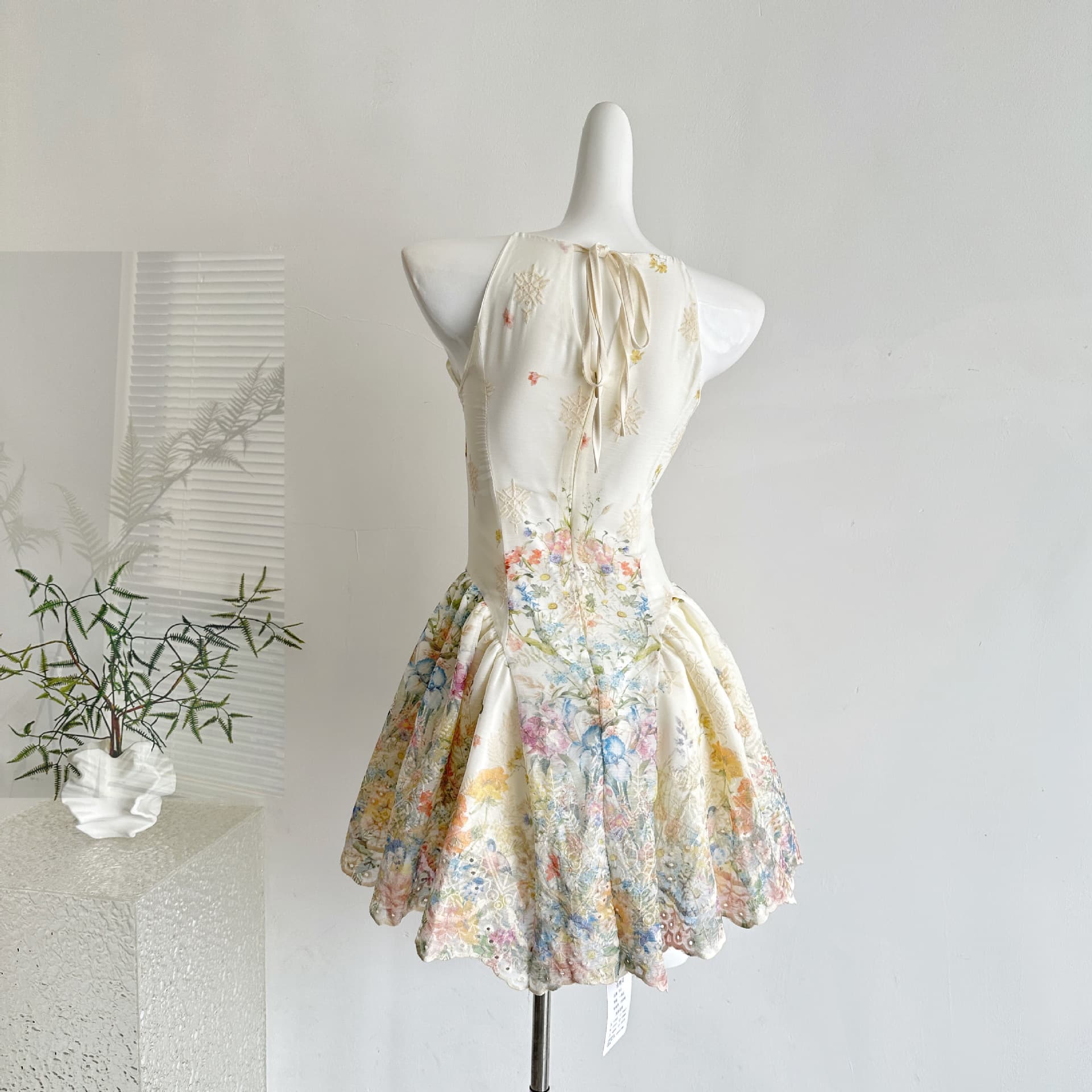 Xinxing Alice Dreamland Halter Dress for Women Spring Summer Printed Vacation Style Waist-Defining Dress