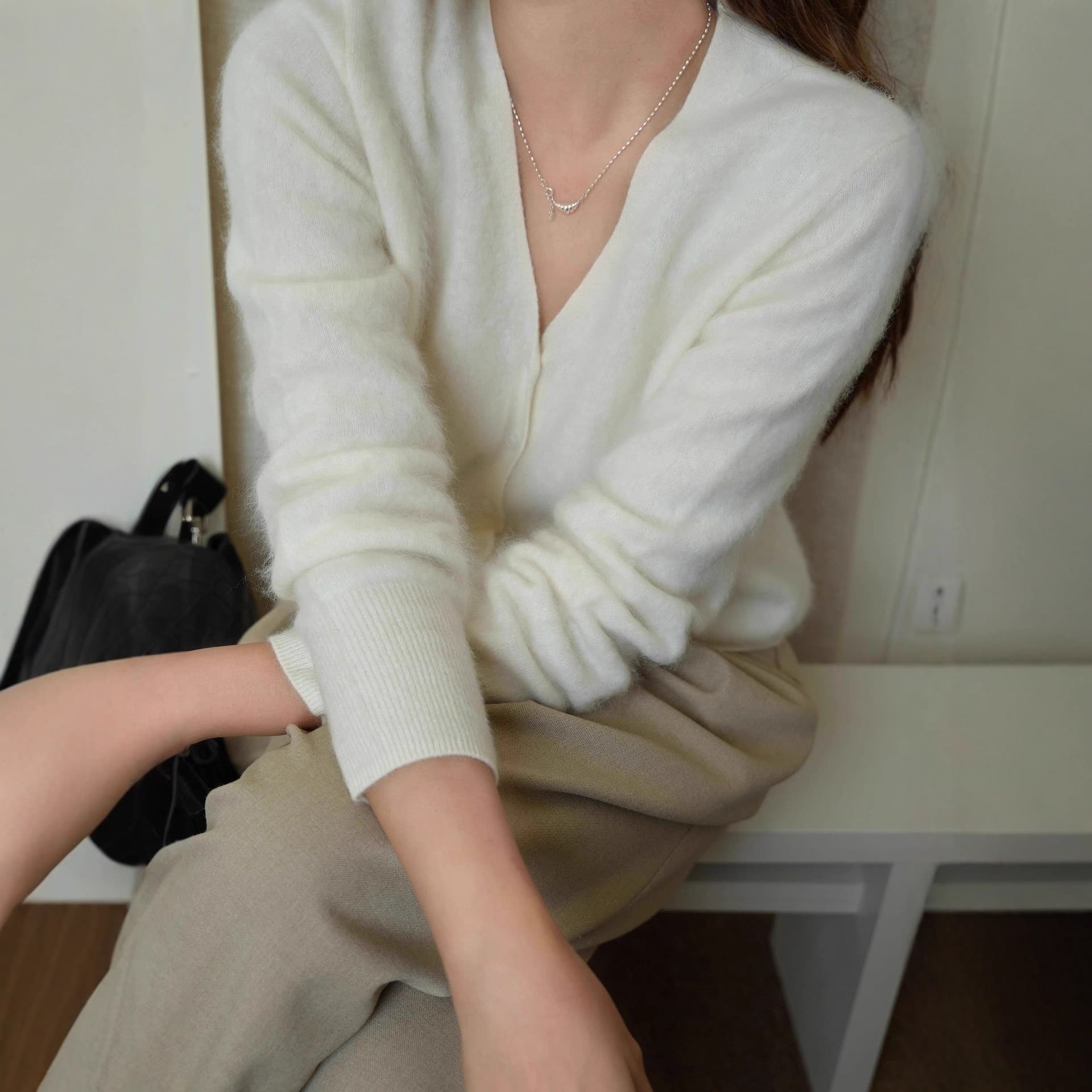 2025 autumn and winter wool cashmere brushed V-neck versatile knit cardigan jacket women's base layer old money style.