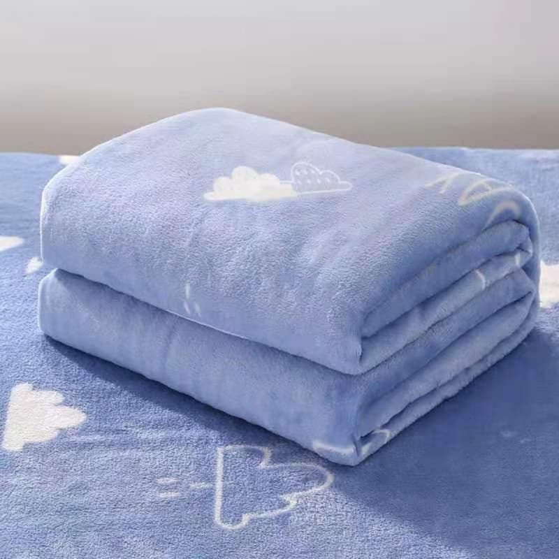 Student dorm fleece sheet, coral fleece material, serves as a winter blanket or nap cover for single beds.