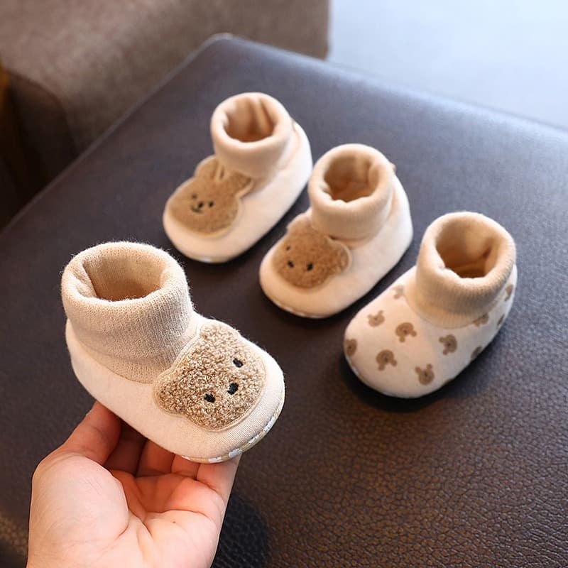 Autumn and winter baby walking shoes for babies aged 0-1 years and 3-6 months, soft-soled, newborns, won't fall off.