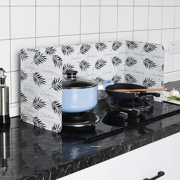 Japanese-style aluminum foil oil guard, anti-splash high-temperature resistant foldable kitchen oil separator, multi-functional household stove heat shield