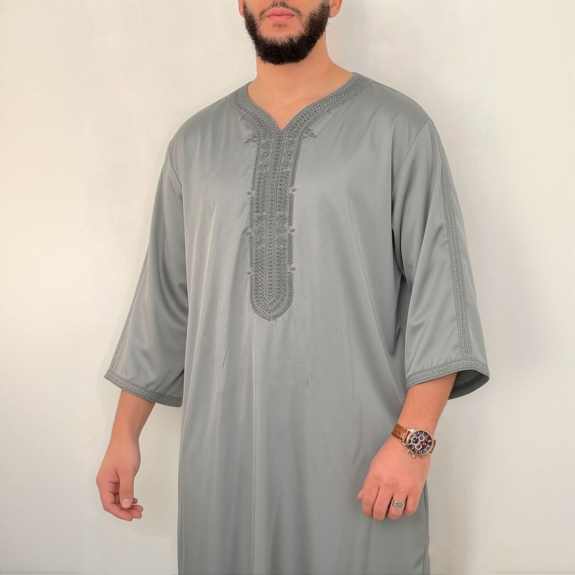 2026 New Style Rope Embroidery Medium Sleeve Premium Embroidered Men's Thobe with Side Pockets