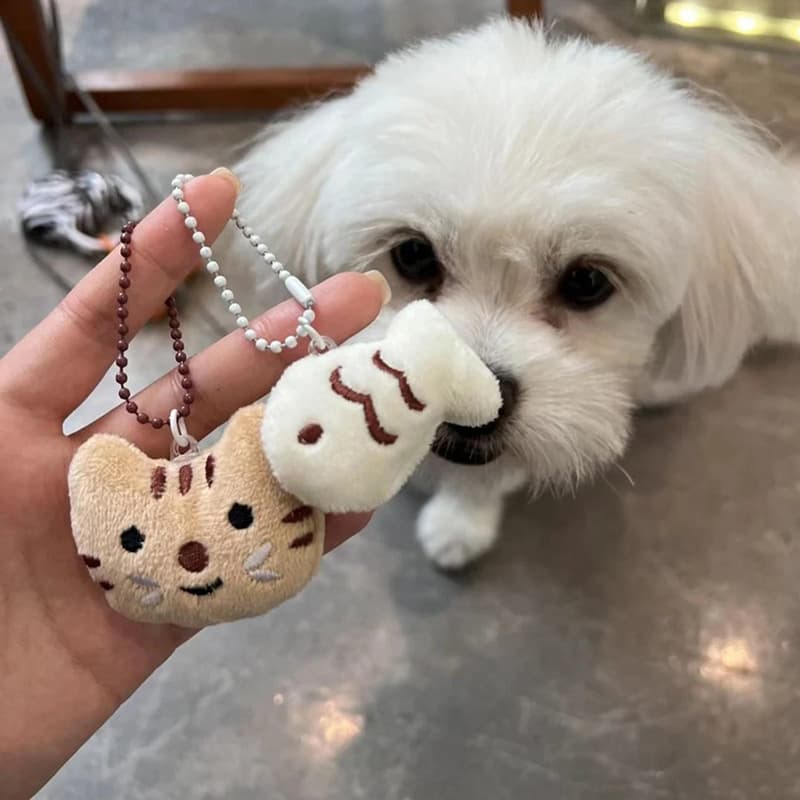 Cat and fish key chain ins niche personalized gift backpack keychain school bag key pendant is stain-resistant and good-looking