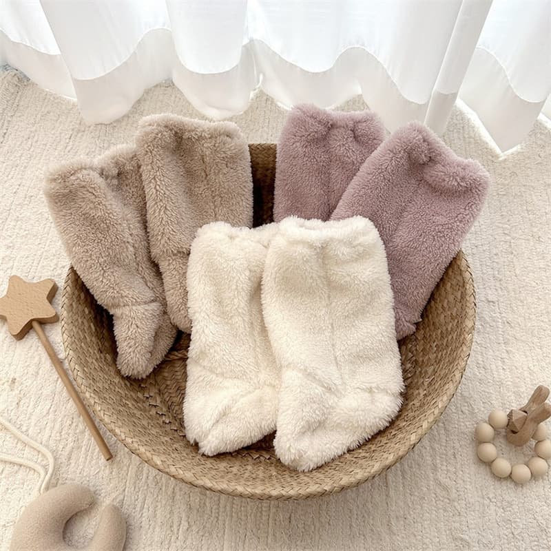 Korean-style infant plush sock boots for boys and girls, winter warm coral fleece socks with non-slip sole for floor use