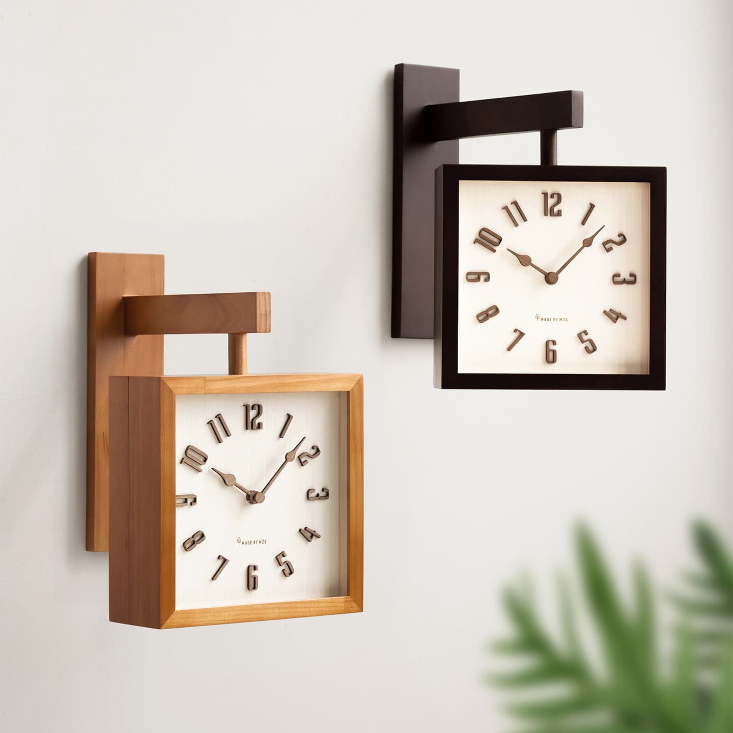 Solid Wood Double-Sided Retro Wall Clock Silent Living Room Simple Modern Japanese Style Vintage Corner Two-Face Clock