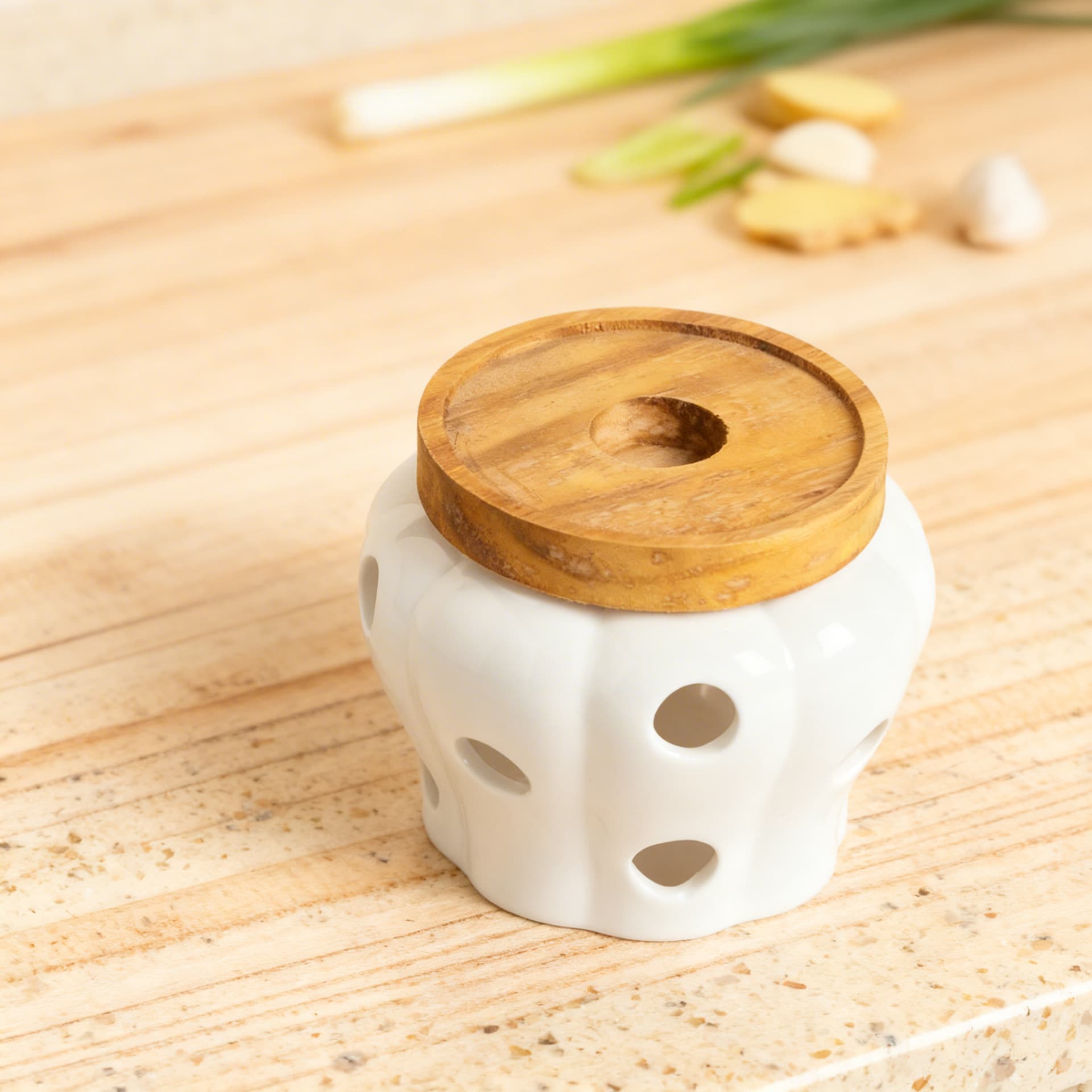 White ceramic garlic jar in stock, ceramic garlic storage jar, breathable garlic and ginger storage jar