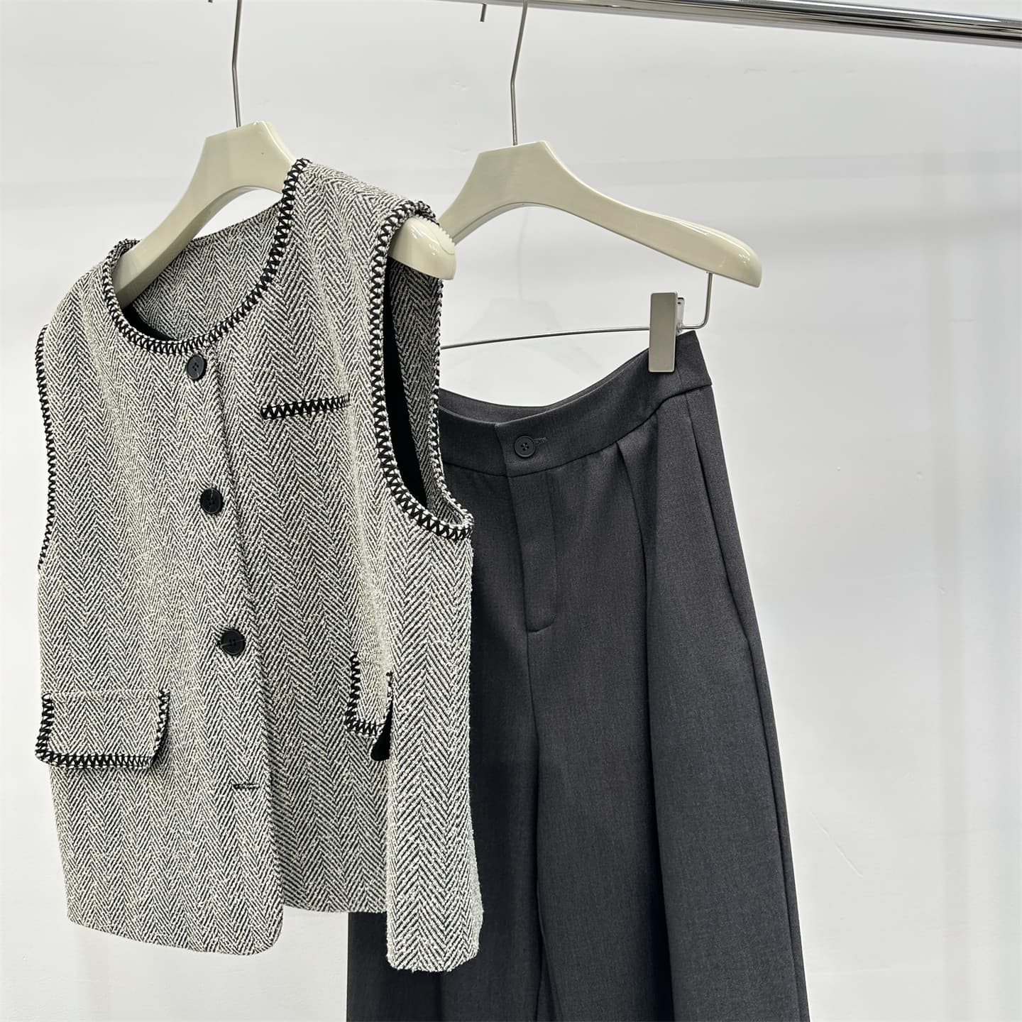 Chanel-style Herringbone Embroidery Contrast Trim Round Neck Vest for Women, Vintage Elegance Commuter Chic Outerwear Spring
