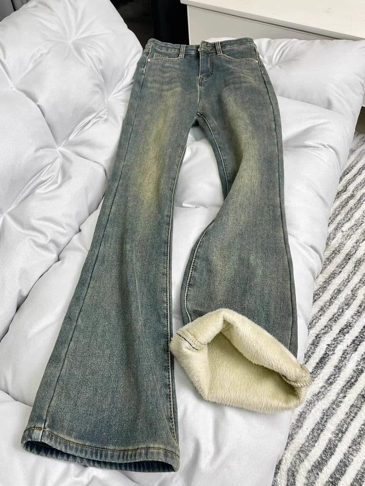Fleece-lined, thickened retro blue straight-leg jeans for women, plus size, high-waisted, hip-covering, stretchy, slightly flared, platform pants for winter.