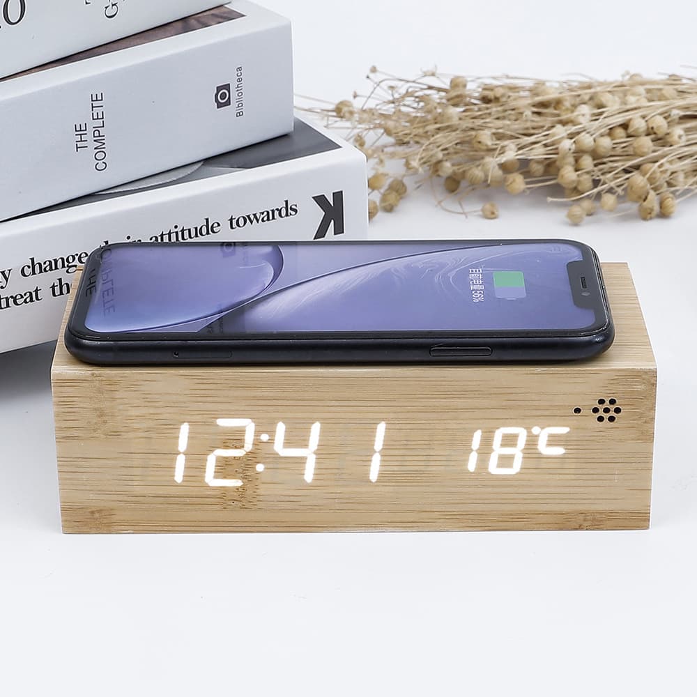 New wooden digital display wireless charger alarm clock, wireless charger digital display voice-controlled clock manufacturer wholesale.