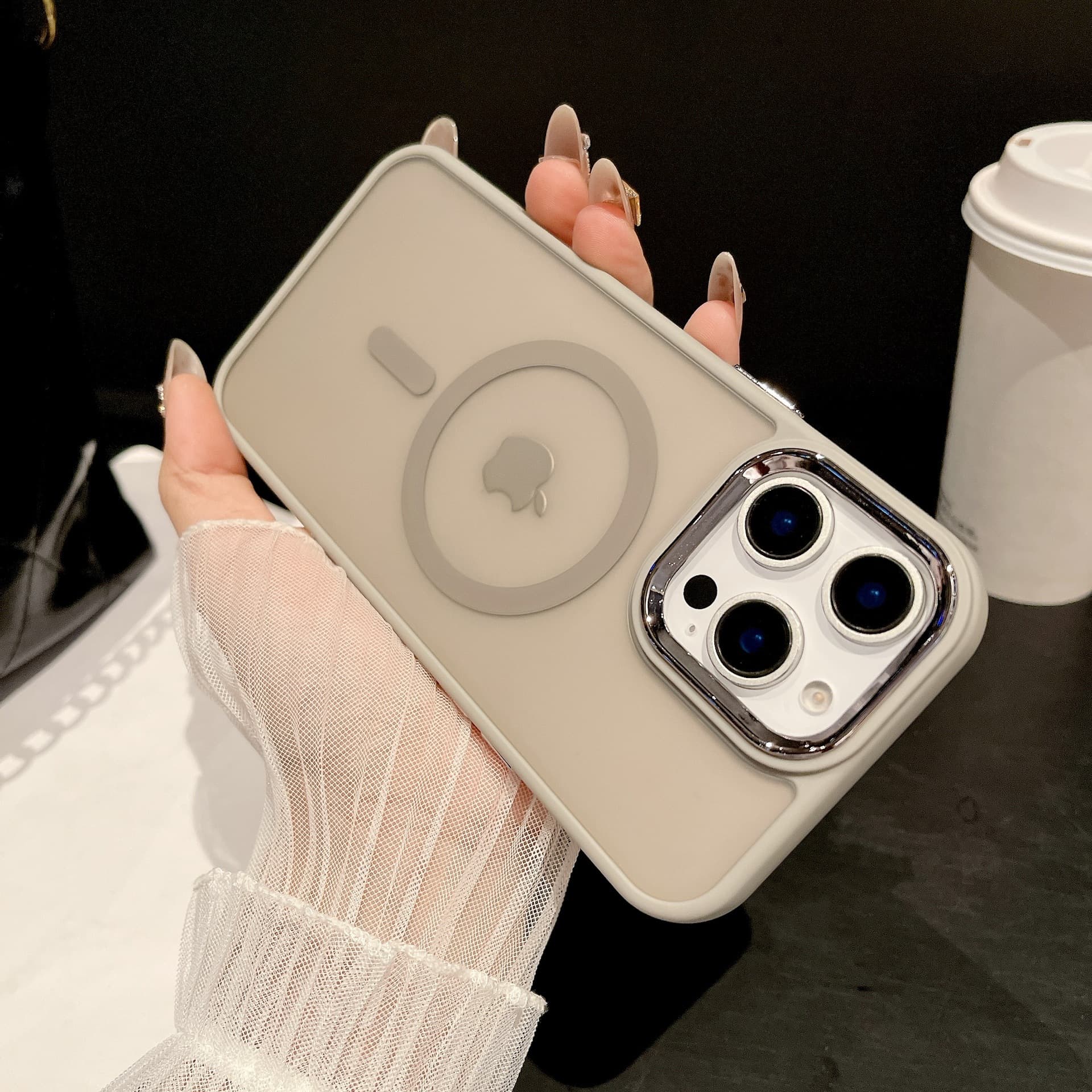 Cross-border applicable iPhone18 skin-touch matte magnetic phone case Apple 17 electroplated frame PC large hole protective cover