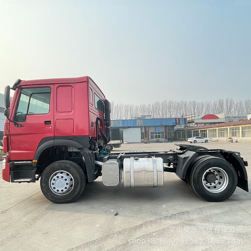 Howo tractor units sold to Africa: 4x2 container truck cabs, 380 horsepower tractor truck cabs.
