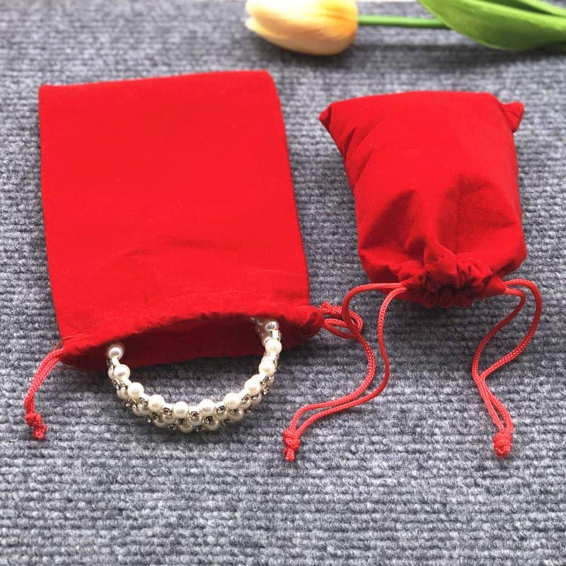 Factory direct sales of 7*9 drawstring jewelry bags, brocade pouches, bright red velvet bags, and 7*11 drawstring packaging bags.