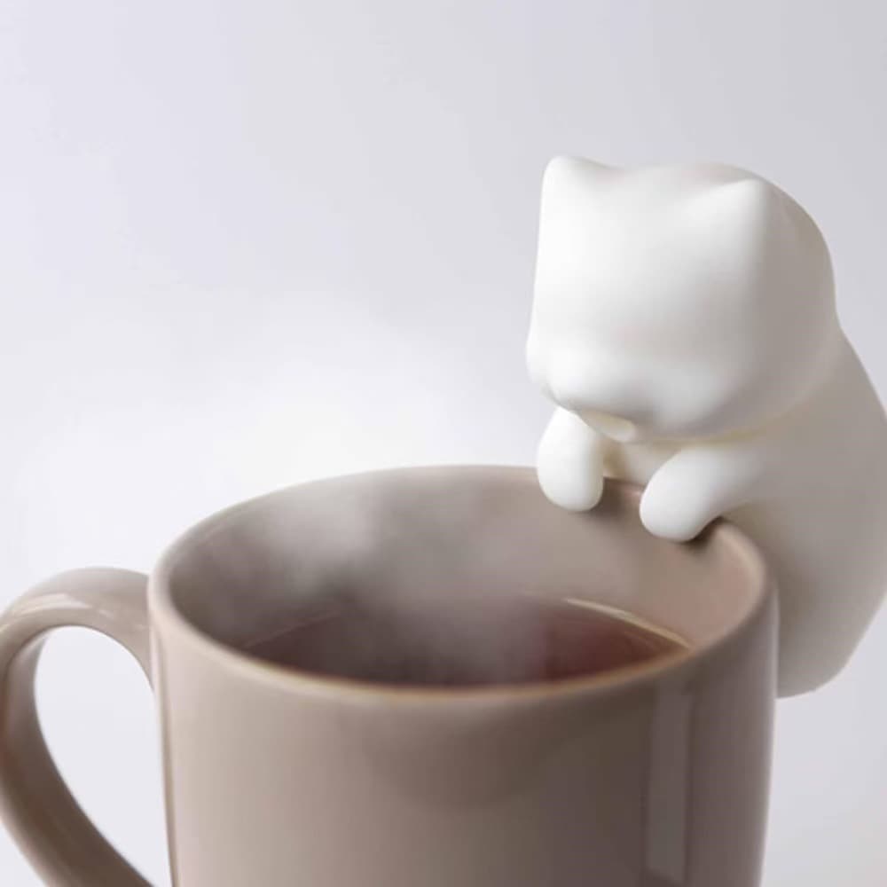 Blow air to cool down the cute cartoon cat at the dining table, eat and drink hot water, a cooling tool for daily use at home.