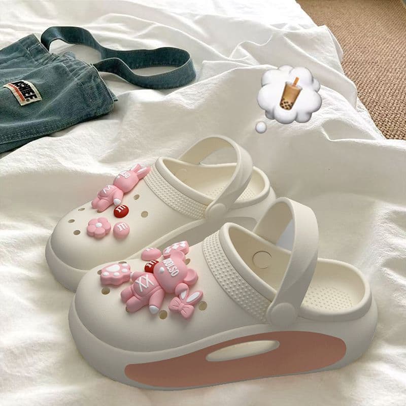 Rabbit-print perforated shoes for women, summer versatile thick-soled non-slip closed-toe sandals, trendy soft-soled beach shoes.