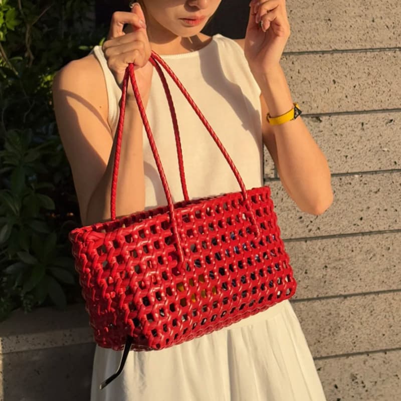 New niche red plastic woven bag, hollow woven bag, commuter handbag, souvenir armpit bag, beach bag for women